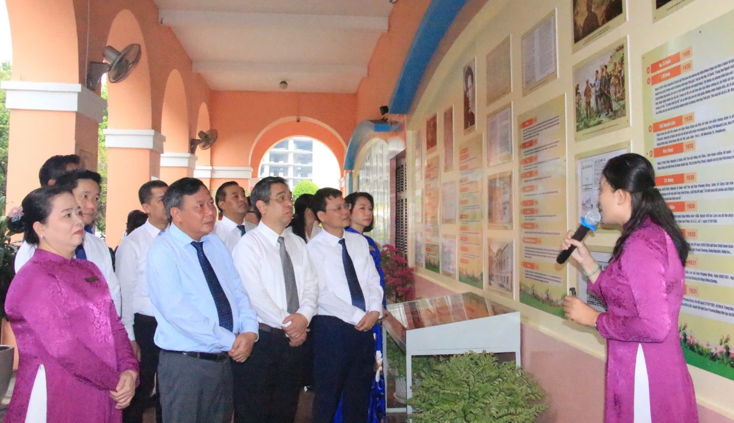 Đoàn đại biểu Thủ đô Hà Nội dâng hoa tại Tượng đài Chủ tịch Hồ Chí Minh -1