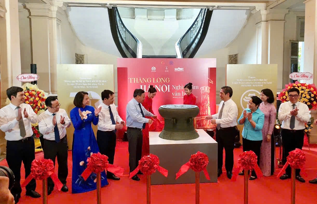 Đoàn đại biểu Thủ đô Hà Nội dâng hoa tại Tượng đài Chủ tịch Hồ Chí Minh -0