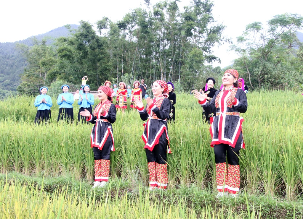 Du khách trong trang phục truyền thống của dân tộc Dao Thanh Phán tại Hội mùa vàng Bình Liêu. Ảnh: Nguyễn Dung