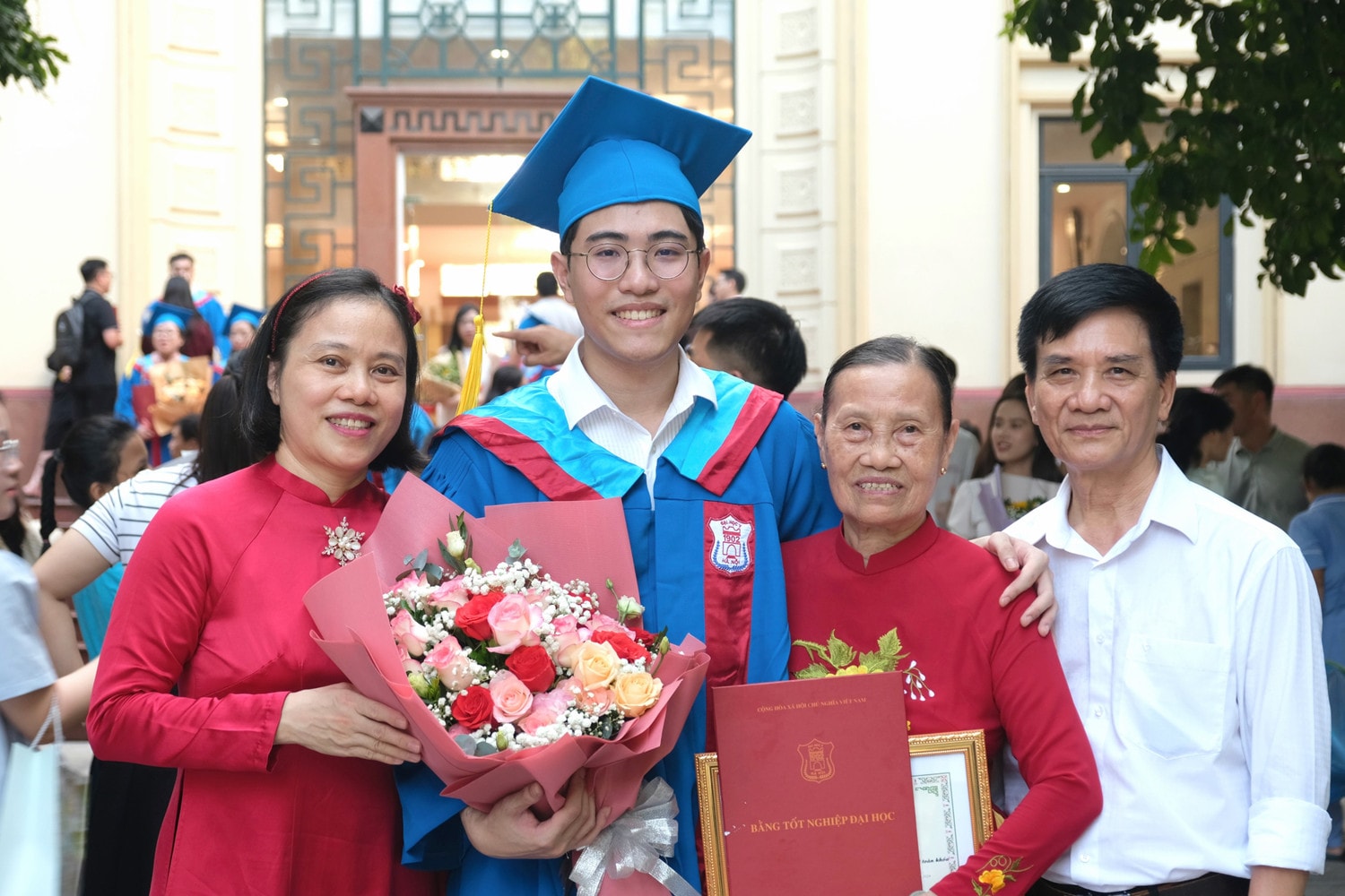 Đức Anh cùng gia đình trong lễ tốt nghiệp Thí sinh lưu ý gì sau khi biết điểm chuẩn đại học? -0
