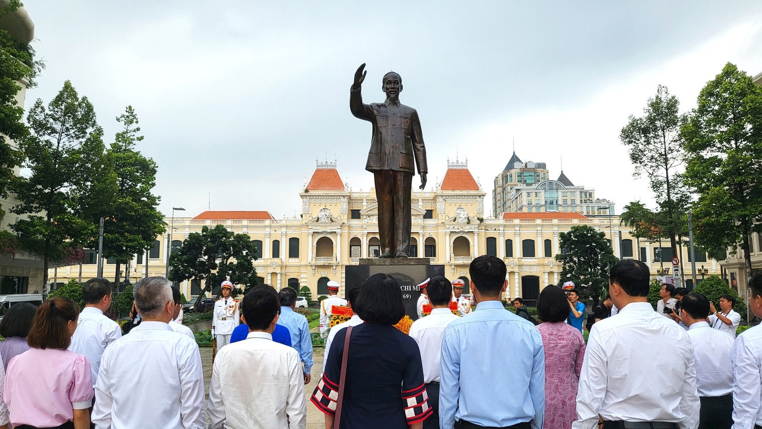 Đoàn đại biểu Thủ đô Hà Nội dâng hoa tại Tượng đài Chủ tịch Hồ Chí Minh -1