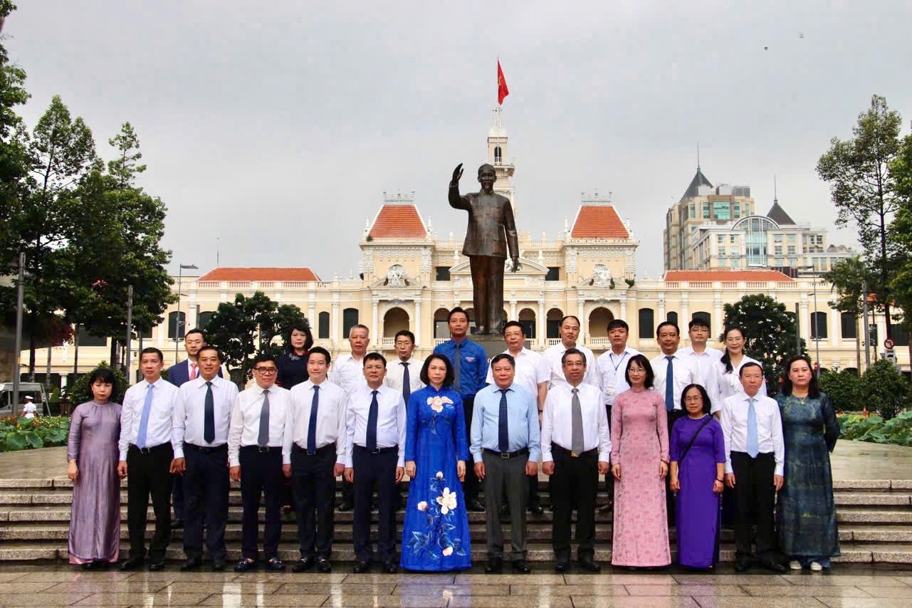 Đoàn đại biểu Thủ đô Hà Nội dâng hoa tại Tượng đài Chủ tịch Hồ Chí Minh -0