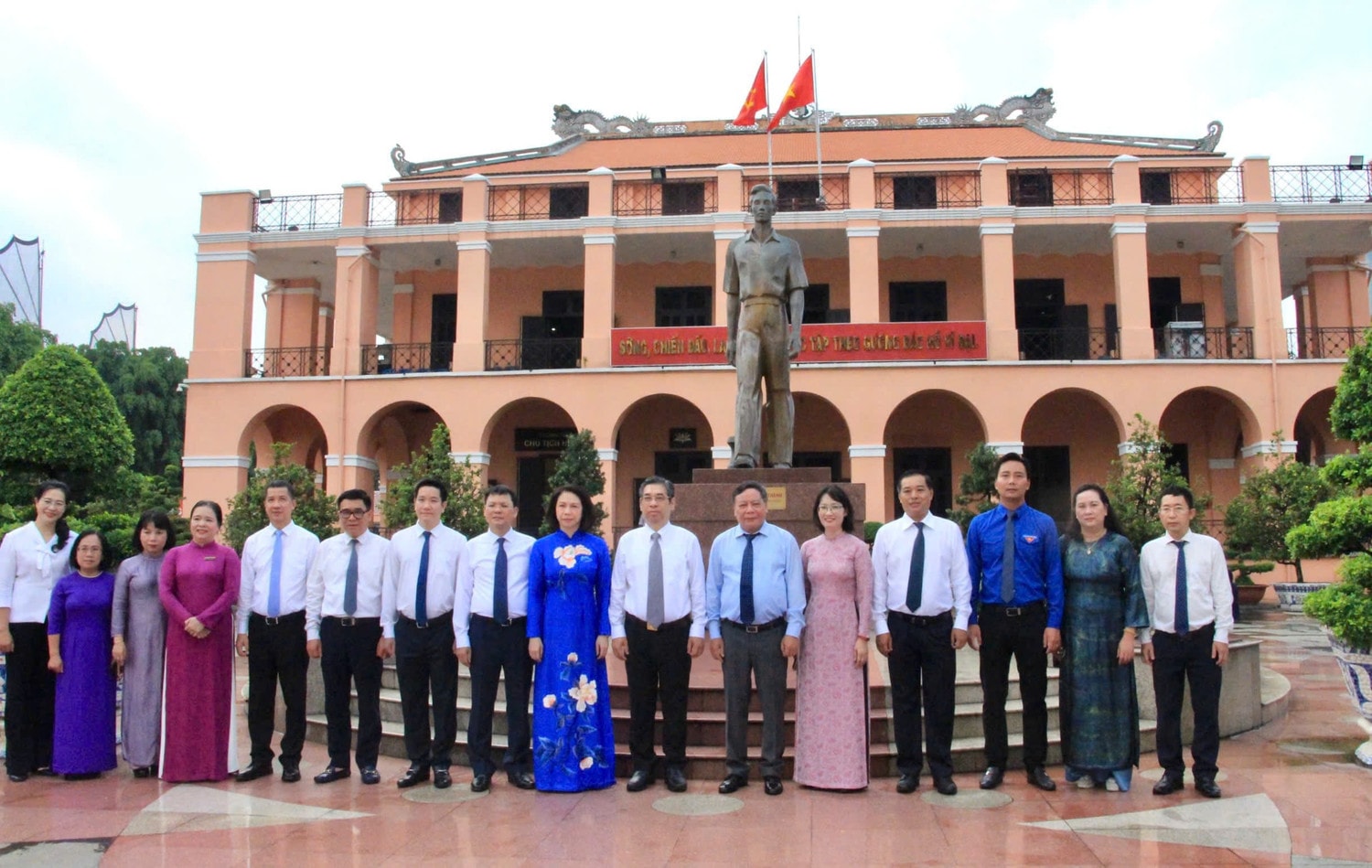 Đoàn đại biểu Thủ đô Hà Nội dâng hoa tại Tượng đài Chủ tịch Hồ Chí Minh -0
