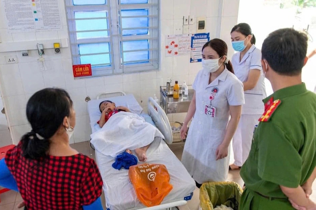 Nghệ An: Phát hiện bé trai tội nghiệp với nhiều vết thương trong căn lều tạm -0