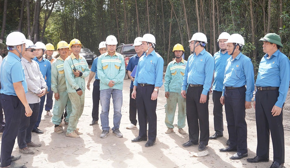 Chủ tịch Tổng Liên đoàn Lao động Việt Nam Nguyễn Đình Khang thăm, tặng quà người lao động thi công đường dây 500kV mạch 3 -0