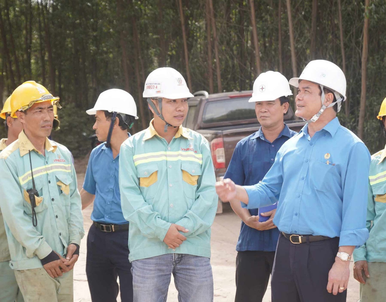 Chủ tịch Tổng Liên đoàn Lao động Việt Nam Nguyễn Đình Khang thăm, tặng quà người lao động thi công đường dây 500kV mạch 3 -0