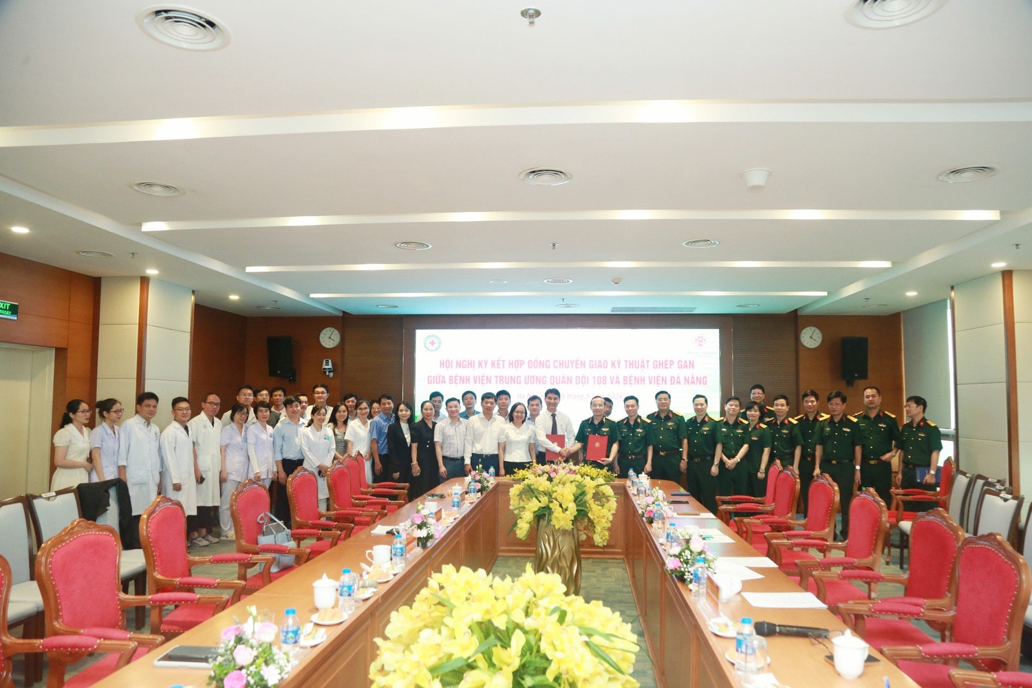 Toàn cảnh chương trình ký kết chuyển giao kỹ thuật ghép gan giữa Bệnh viện Trung ương Quân đội 108 và Bệnh viện Đà Nẵng. Ảnh: YT