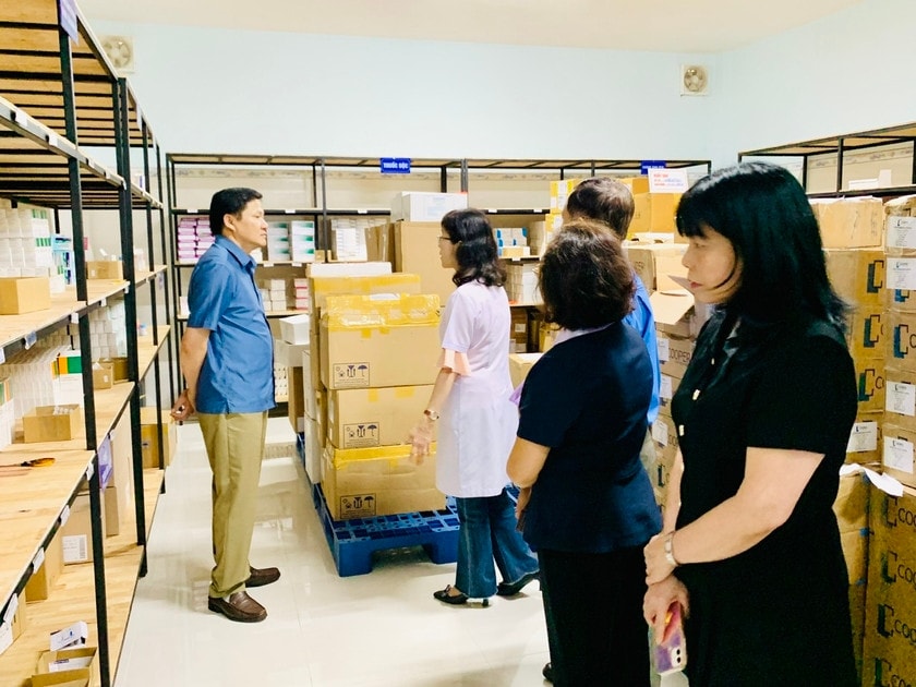 Đoàn giám sát Thường trực HĐND tỉnh Gia Lai kiểm tra việc bảo quản thuốc tại Bệnh viện Đa khoa tỉnh- Ảnh Như Nguyện
