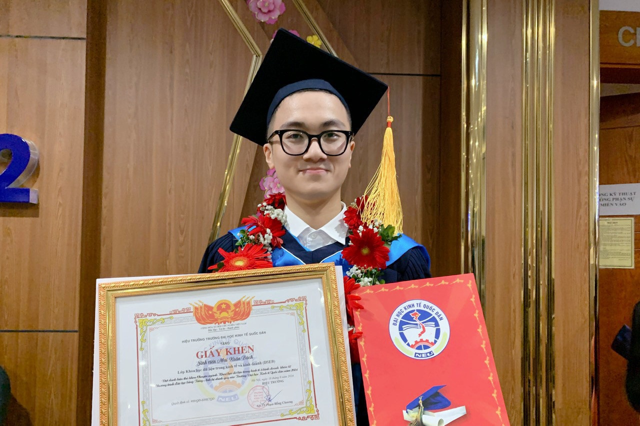 Em Mai Xuân Bách, Thủ khoa tốt nghiệp chuyên ngành Khoa học dữ liệu trong kinh tế và kinh doanh (Ảnh: Nguyễn Liên) 4 Thủ khoa tốt nghiệp Trường Đại học Kinh tế Quốc dân với điểm tuyệt đối -0