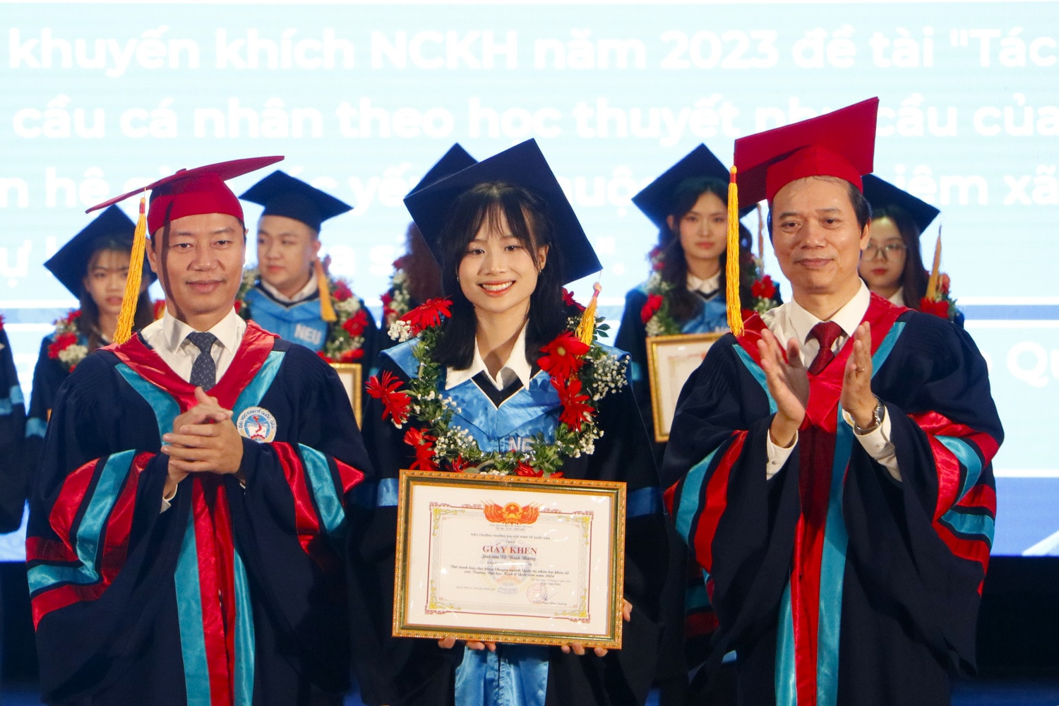 GS.TS Phạm Hồng Chương, Hiệu trưởng Trường Đại học Kinh tế Quốc dân cùng PGS.TS Bùi Đức Thọ, Chủ tịch Hội đồng trường trao giấy khen cho Thủ khoa tốt nghiệp các chuyên ngành năm 2024 (Ảnh: Tuấn Anh) Trên 77% sinh viên Trường Đại học Kinh tế Quốc dân tốt nghiệp loại giỏi và xuất sắc -0