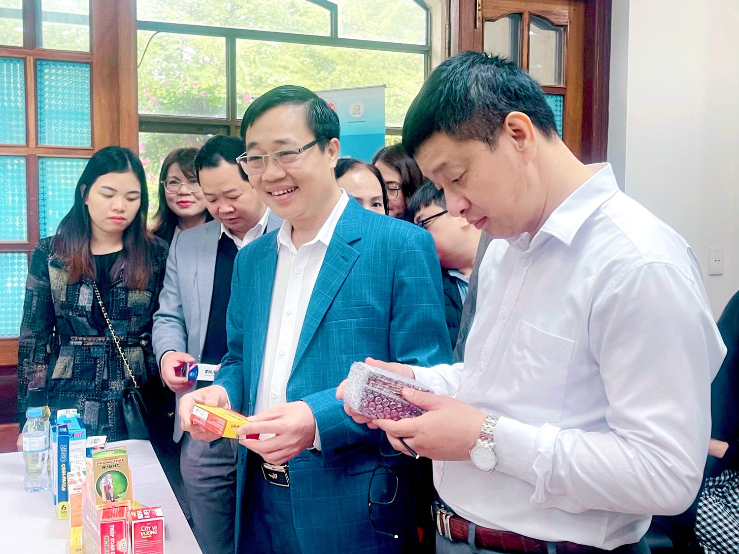 Phó Chánh Văn phòng chuyên trách Văn phòng Điều phối NTM Hà Nội Ngọ Văn Ngôn cùng lãnh đạo huyện Thanh Trì khảo sát thực tế chương trình xây dựng NTM tại một số cơ sở sản xuất trên địa bàn huyện - ảnh Phương Xuyến
