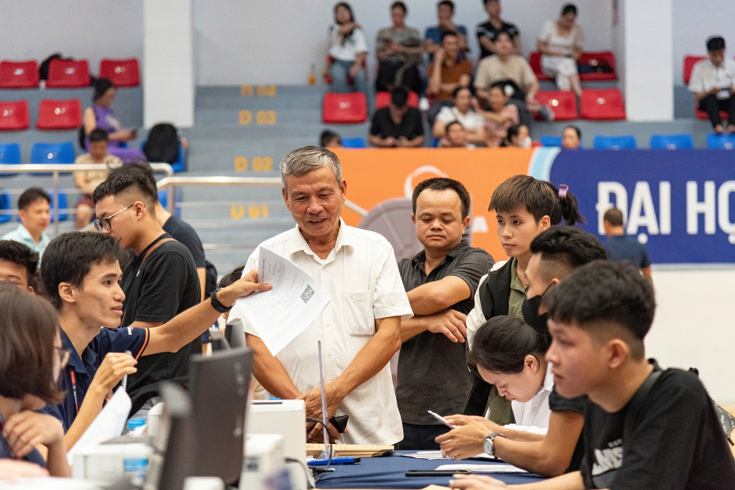 Trường Đại học Phenikaa đón hàng nghìn tân sinh viên đến làm thủ tục nhập học -0