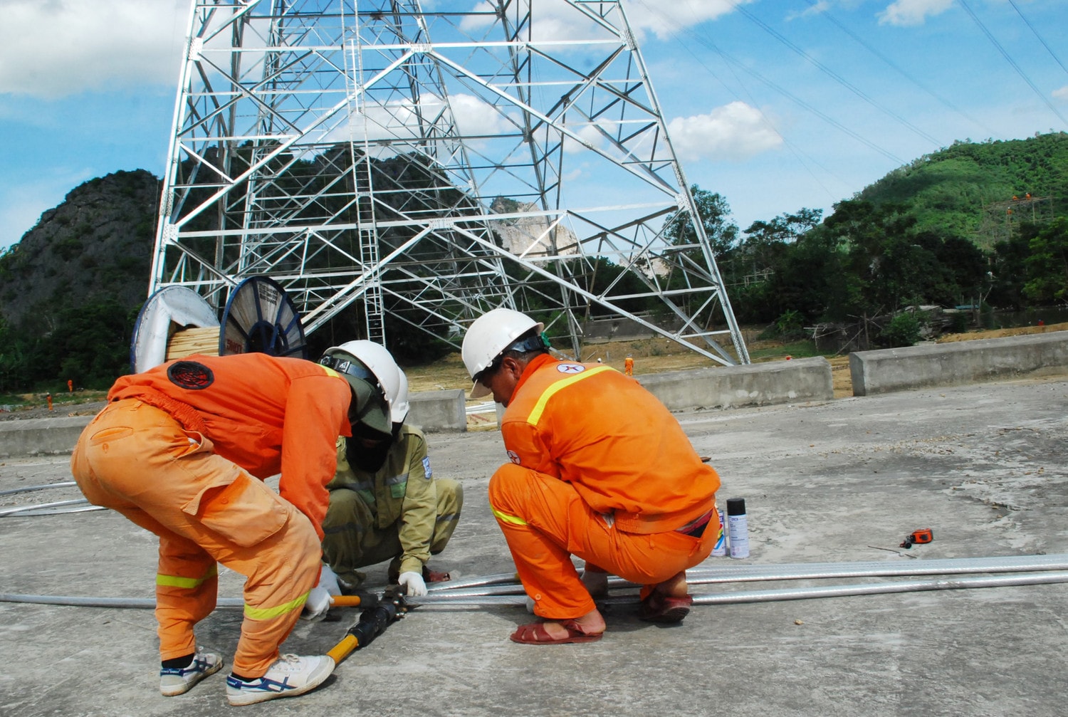 Cắt dây đấu leo Công trình đường dây 500kV mạch 3 những ngày cuối tháng tám -0