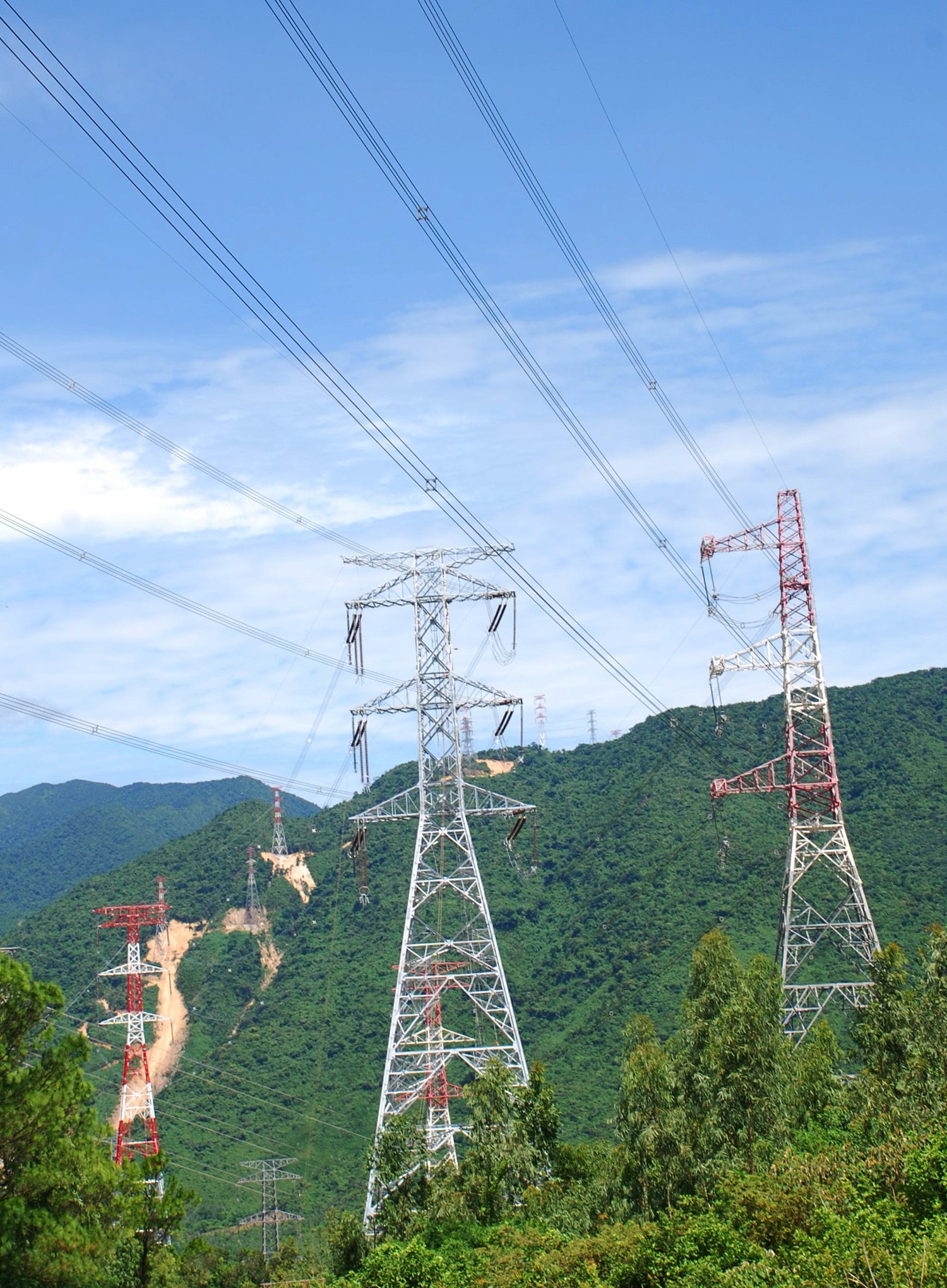 Đường dây vượt Đèo Ngang Công trình đường dây 500kV mạch 3 những ngày cuối tháng tám -0