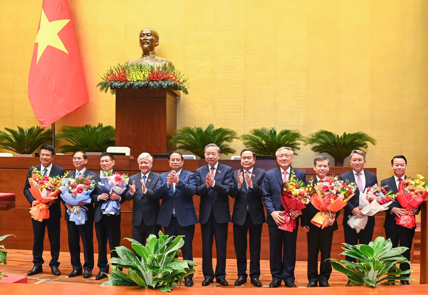 Lãnh đạo Đảng, Nhà nước tặng hoa chúc mừng các tân Phó Thủ tướng, Bộ trưởng, Chánh án Tòa án Nhân dân tối cao, Viện trưởng Viện Kiểm sát Nhân sân tối cao
