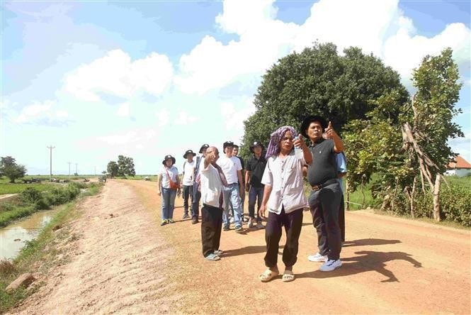 Members of the delegation meetband interview historical witnesses of the Pol Pot genocide regime at the Go Po Chey site in Kandeang district, Pursat province of Cambodia (Photo: VNA) Vietnamese scholars join trip to explore history about Pol Pot genocidal regime in Cambodia -0