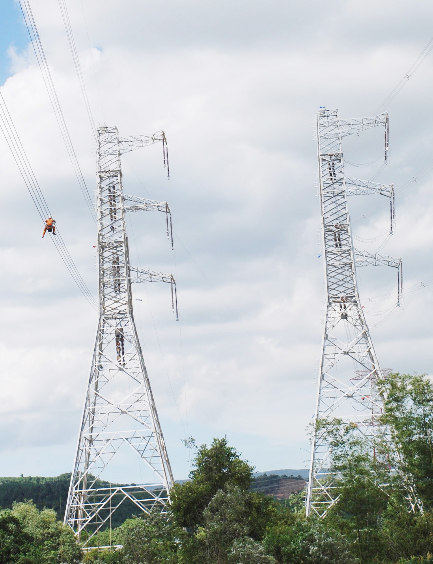 Lắp khung định vị tại vị trí 52 A Công trình đường dây 500kV mạch 3 những ngày cuối tháng tám -0