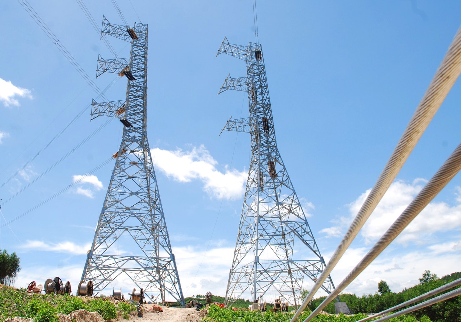 Kéo dây vượt đường cao tốc đoạn Diễn Châu- Bãi Vọt Công trình đường dây 500kV mạch 3 những ngày cuối tháng tám -0