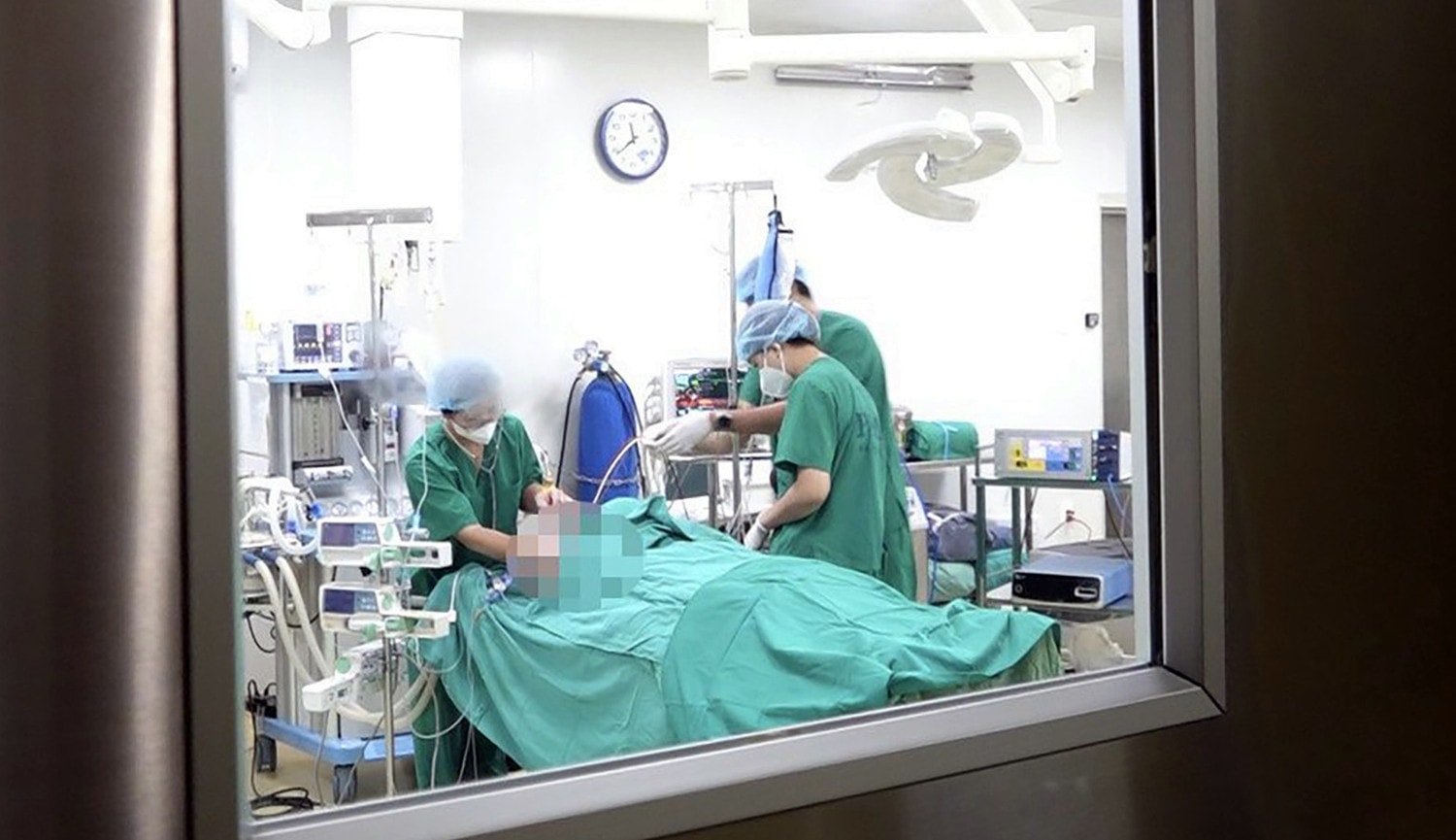 Gia đình một bệnh nhân chết não vì TNGT tình nguyện hiến tạng -0