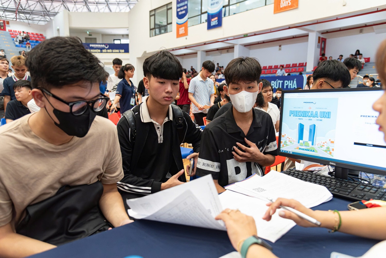 Trường Đại học Phenikaa đón hàng nghìn tân sinh viên đến làm thủ tục nhập học -0