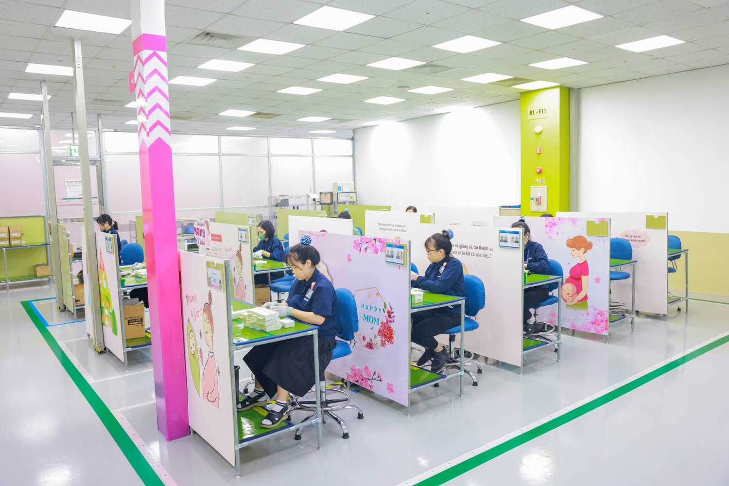 Khu vực dành riêng cho nhân viên nữ mang thai (Mommy Line) của Samsung Bắc Ninh (SEV), nơi các bà bầu được bố trí công việc nhẹ nhàng và có ghế ngồi.