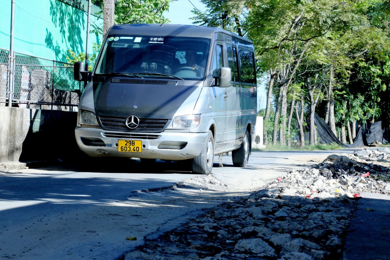 Vụ việc mặt đường bỗng nhiên nứt toác ở Hà Tĩnh: Dùng bê tông trám vào các vết nứt liệu có đảm bảo? ảnh 5 Vụ việc mặt đường bỗng nhiên nứt toác: Đơn vị thi công trám bê tông liệu có đảm bảo? -0