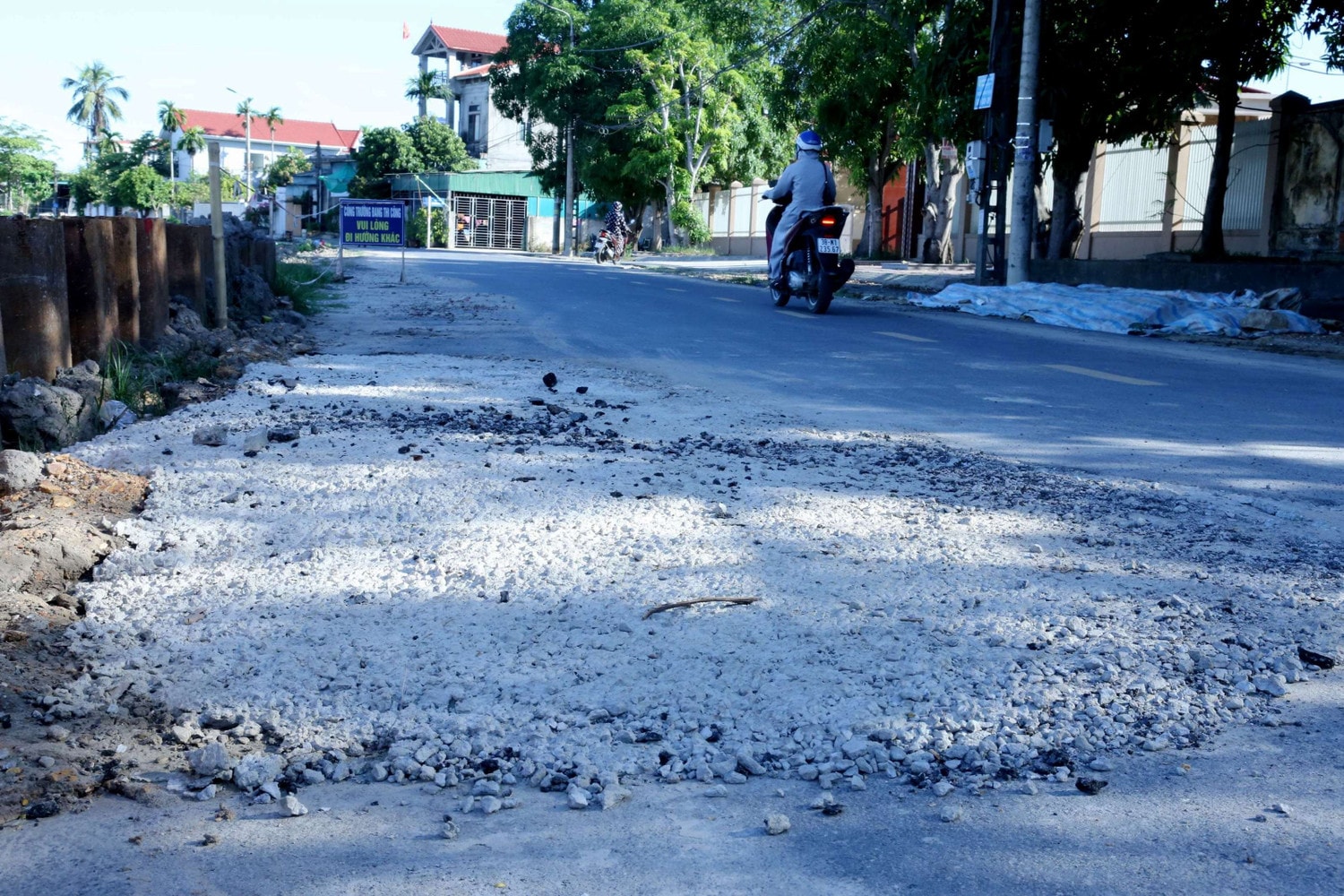 Nhiều vị trí bị nứt to được trám lại bằng bê tông như thế này rất nhếch nhác, mất mỹ quan Vụ việc mặt đường bỗng nhiên nứt toác: Đơn vị thi công trám bê tông liệu có đảm bảo? -0