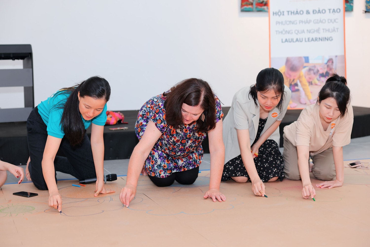 Bà Minna Lappalainen hướng dẫn học viên thực hành phương pháp Vẽ bài hát (songdrawing) của Laulau - Ảnh: Đức Quyết