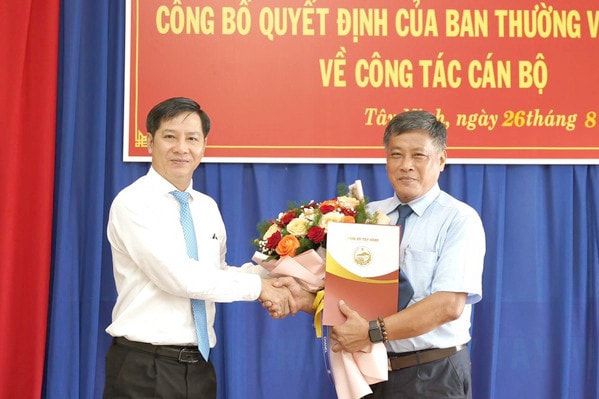 Bí thư Tỉnh ủy Tây Ninh Nguyễn Thành Tâm trao quyết định cho tân Phó Trưởng ban Ban Tổ chức Tỉnh ủy Lê Anh Tuấn. Ảnh: TTV11