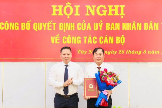 Chủ tịch UBND tỉnh Tây Ninh Nguyễn Thanh Ngọc trao quyết định cho tân Trưởng ban Ban Quản lý Khu kinh tế tỉnh Trương Văn Hùng. Ảnh: TTV11