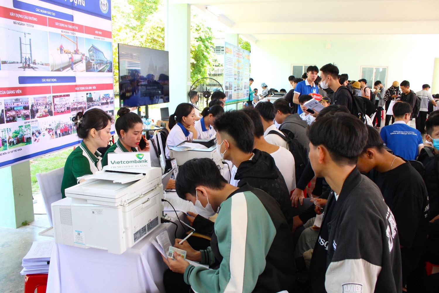 Tân sinh viên làm thủ tục nhập học tại Trường Đại học Sư phạm Kỹ thuật - Đại học Đà Nẵng Tân sinh viên người dân tộc thiểu số trúng tuyển Đại học Sư phạm Kỹ thuật Đà Nẵng được vinh danh -0