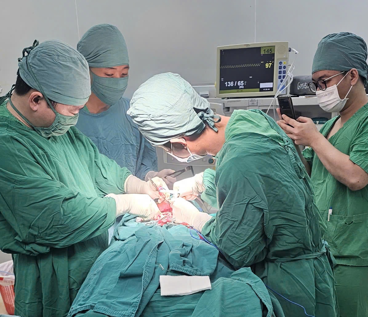 Bị chó hàng xóm tấn công, người đàn ông mất toàn bộ cánh mũi phải -0
