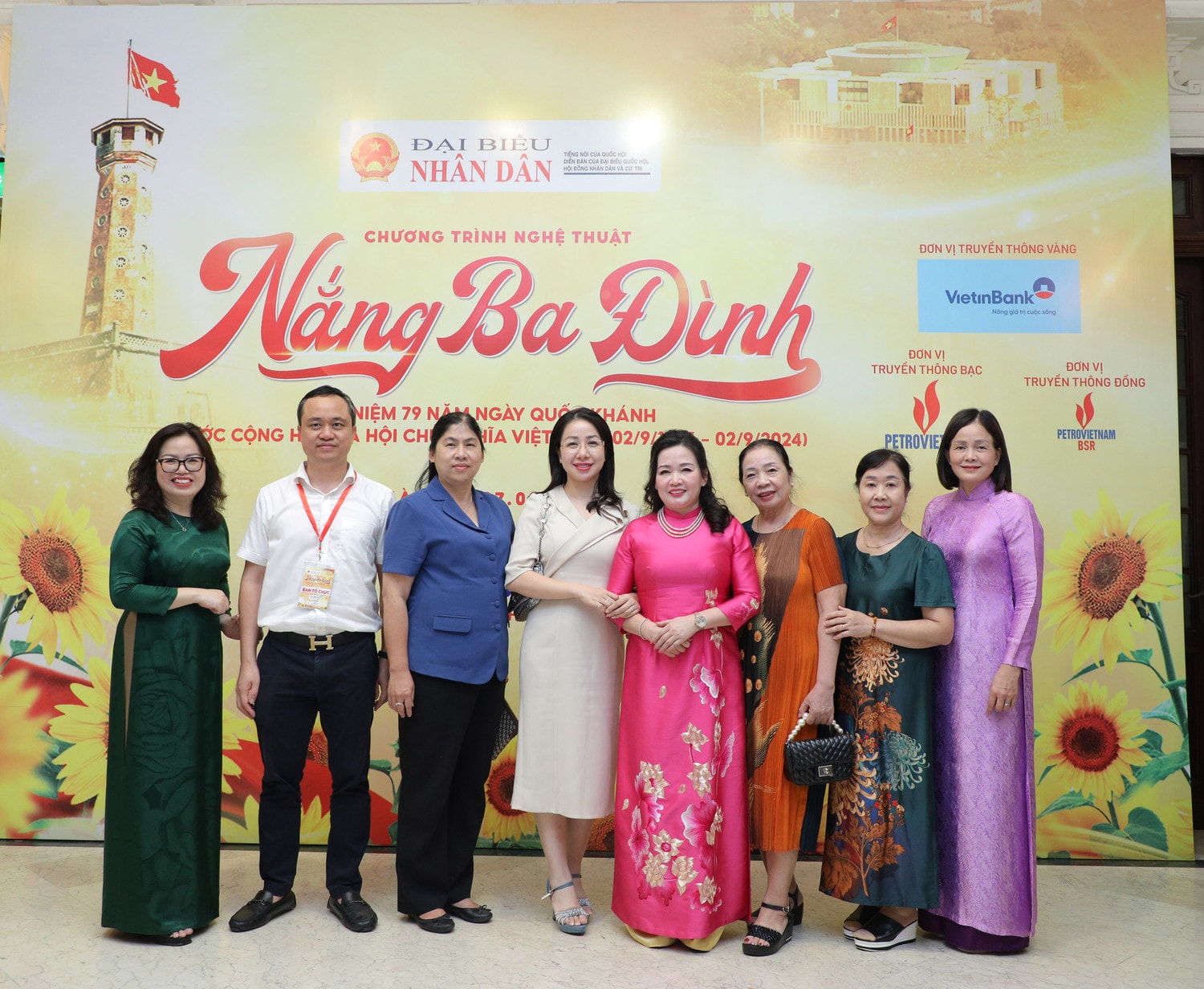 Tổng Biên tập Báo Đại biểu Nhân dân Phạm Thị Thanh Huyền, Phó Tổng Biên tập Nguyễn Thị Minh Hằng và các đại biểu chụp ảnh lưu niệm. Ảnh: Khánh Duy Chủ tịch Quốc hội Trần Thanh Mẫn dự Chương trình nghệ thuật đặc biệt “Nắng Ba Đình” -0
