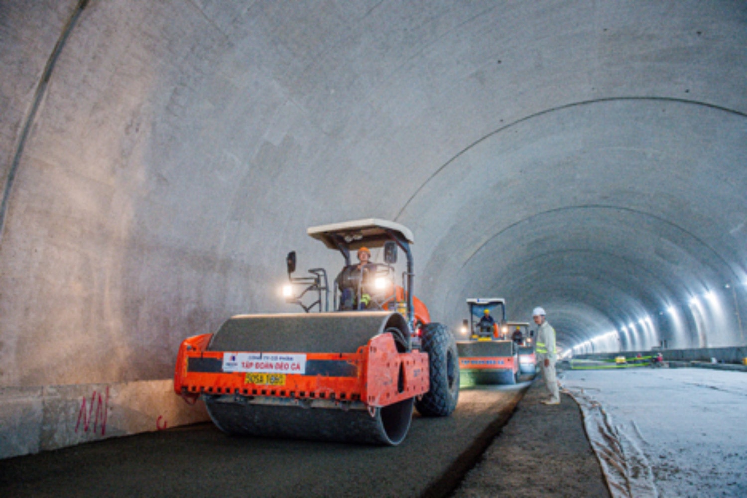 Tại gói thầu XL02 đi qua TX.Đức Phổ có chiều dài hơn 27km, trên tuyến có 29 cầu và 2 hầm xuyên núi