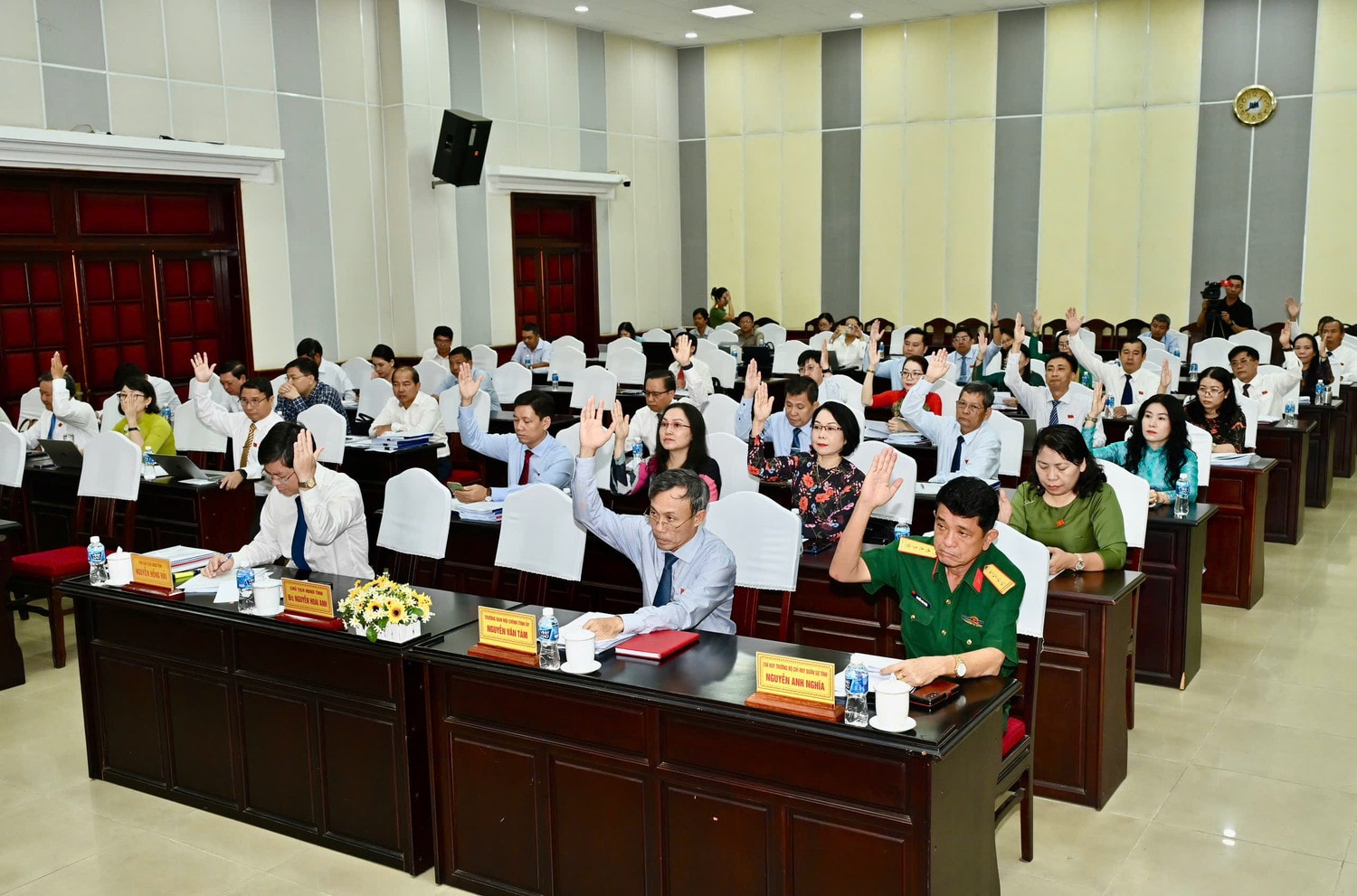Các đại biểu HĐND tỉnh biểu quyết thông qua nghị quyết tại kỳ họp