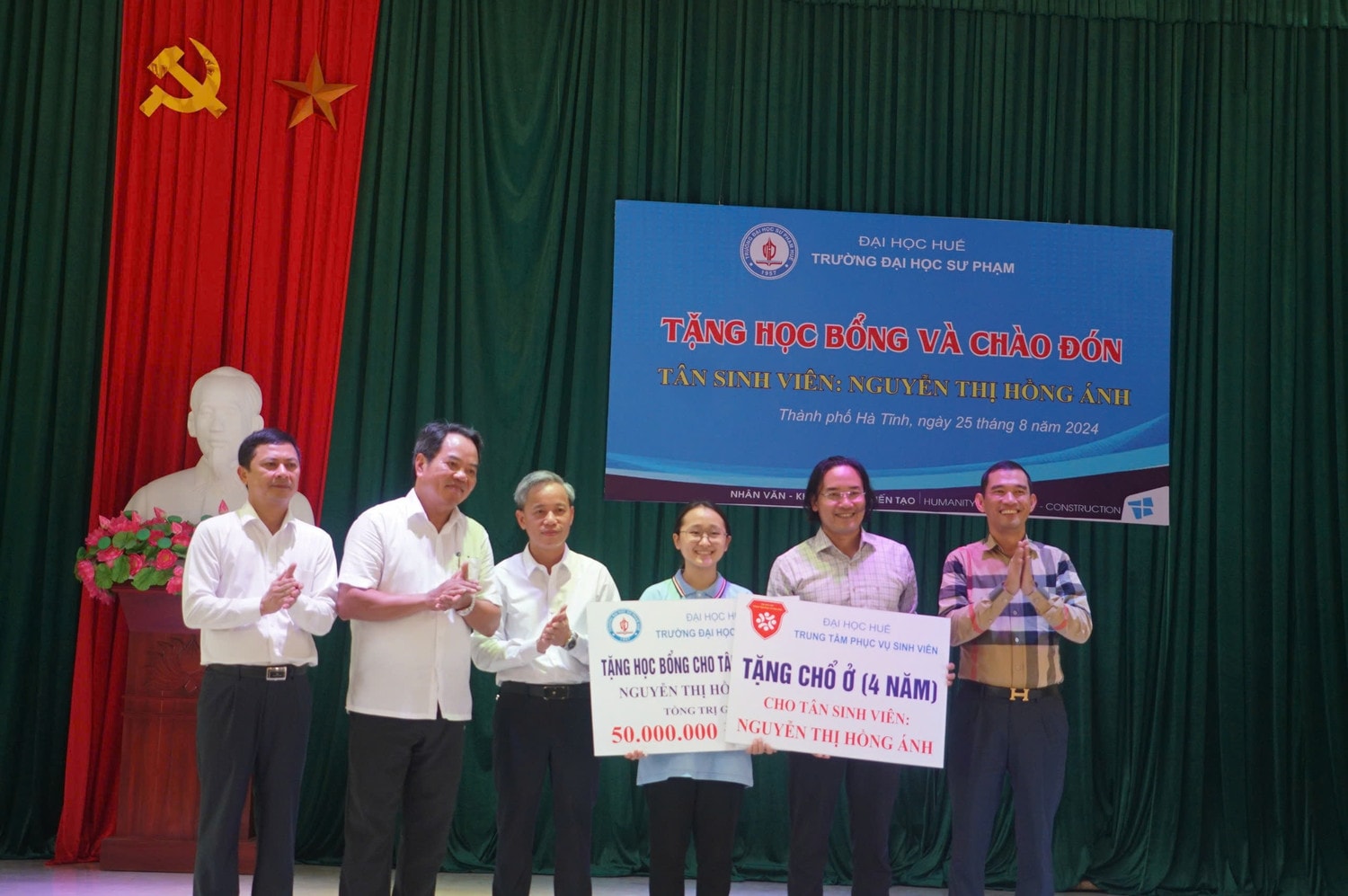 Nghị lực của nữ sinh mồ côi cha, mẹ tâm thần ước mơ làm cô giáo -0