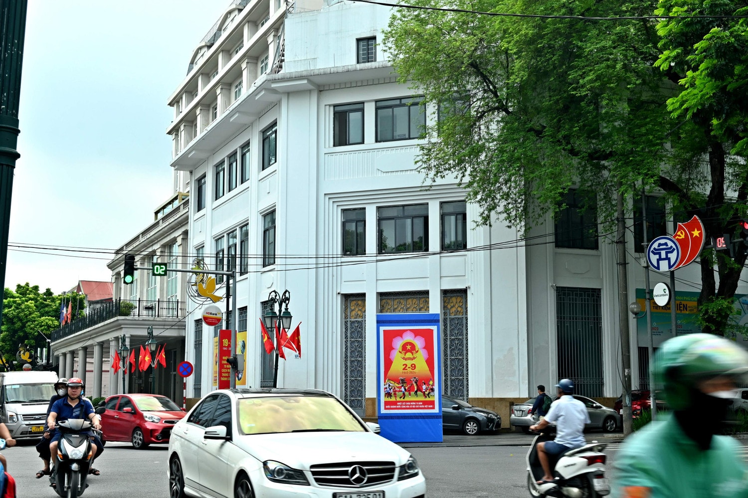 Phố phường Hà Nội rực rỡ cờ hoa chào mừng Quốc khánh 2.9 -3