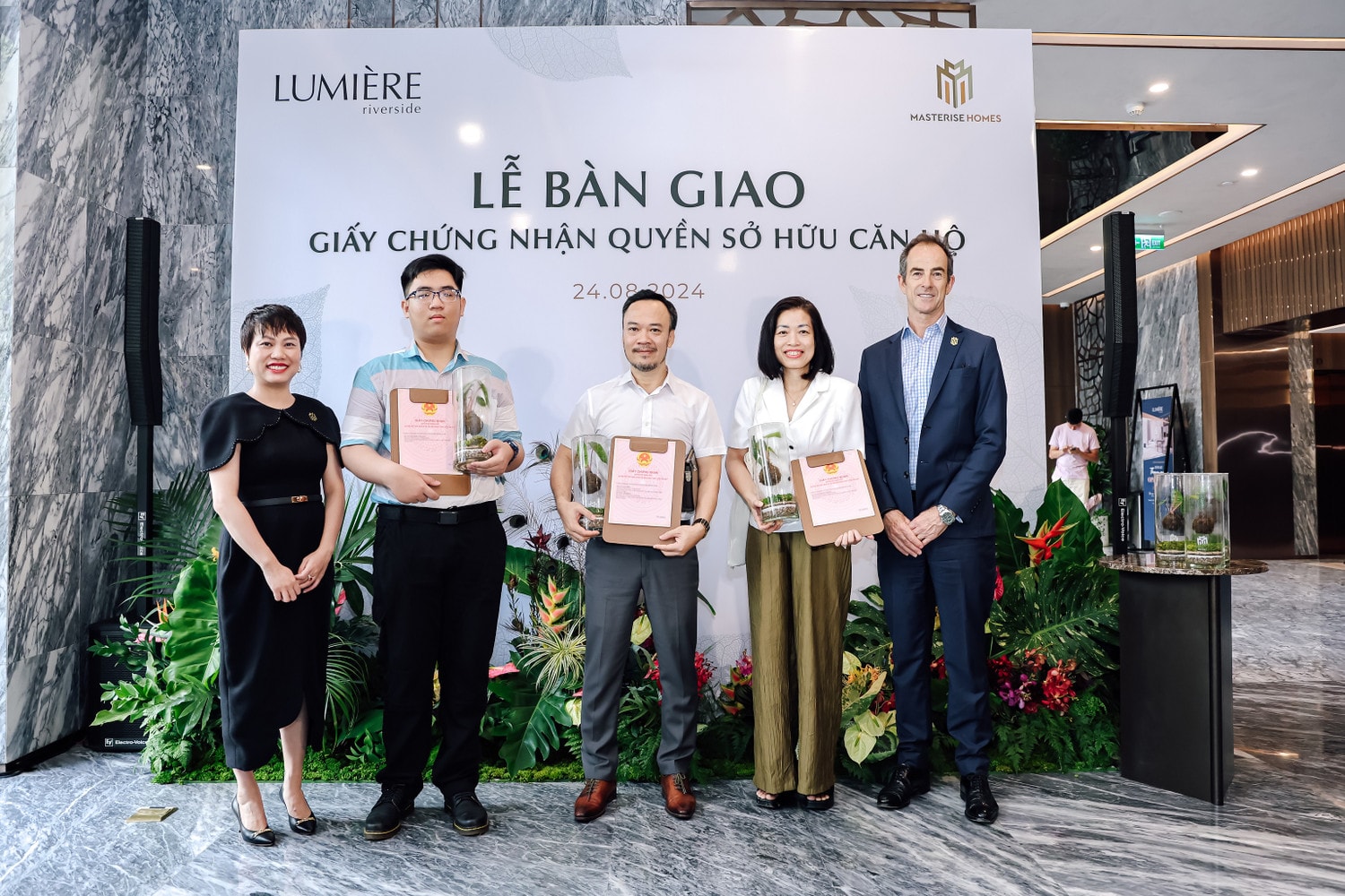 Masterise Homes bàn giao sổ hồng cho cư dân LUMIÈRE riverside theo đúng cam kết -0