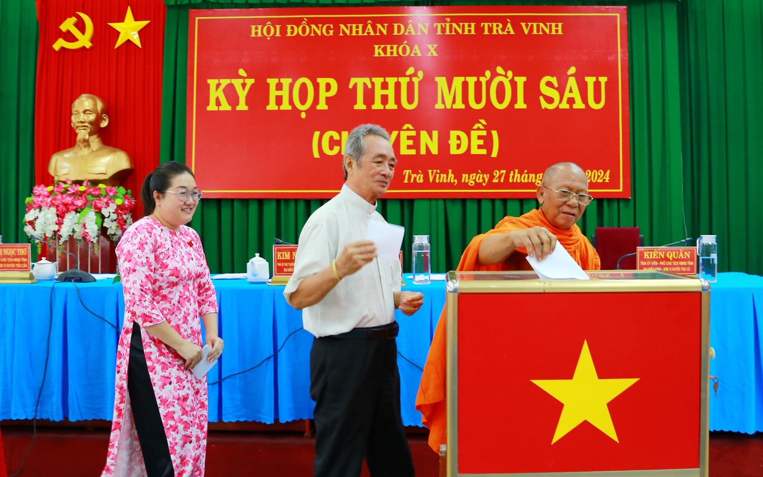 Các đại biểu bỏ phiếu bầu Phó Chủ tịch UBND tỉnh Trà Vinh, nhiệm kỳ 2021-2026 Ông Châu Văn Hòa được bầu giữ chức Phó Chủ tịch UBND tỉnh Trà Vinh