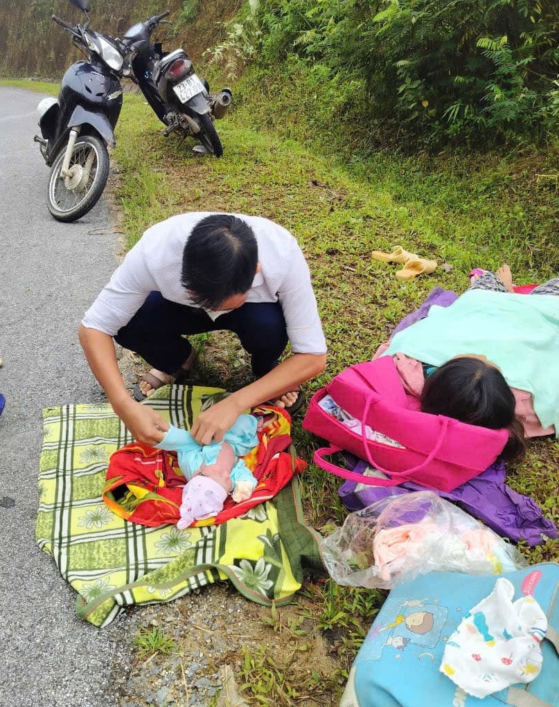 Nam điều dưỡng đỡ đẻ cho sản phụ sinh con ngay trên đường đèo -0