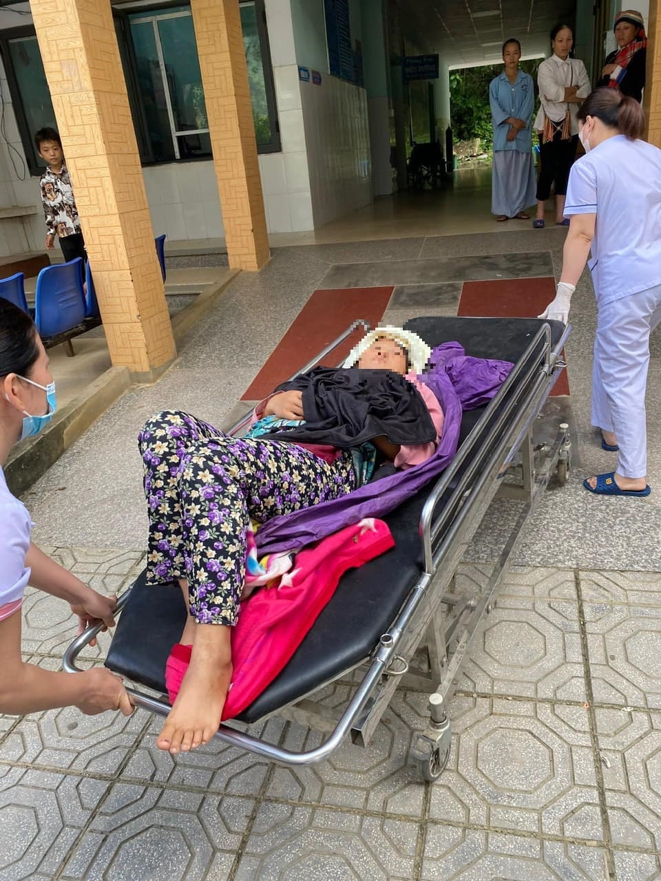 Nam điều dưỡng đỡ đẻ cho sản phụ sinh con ngay trên đường đèo -0