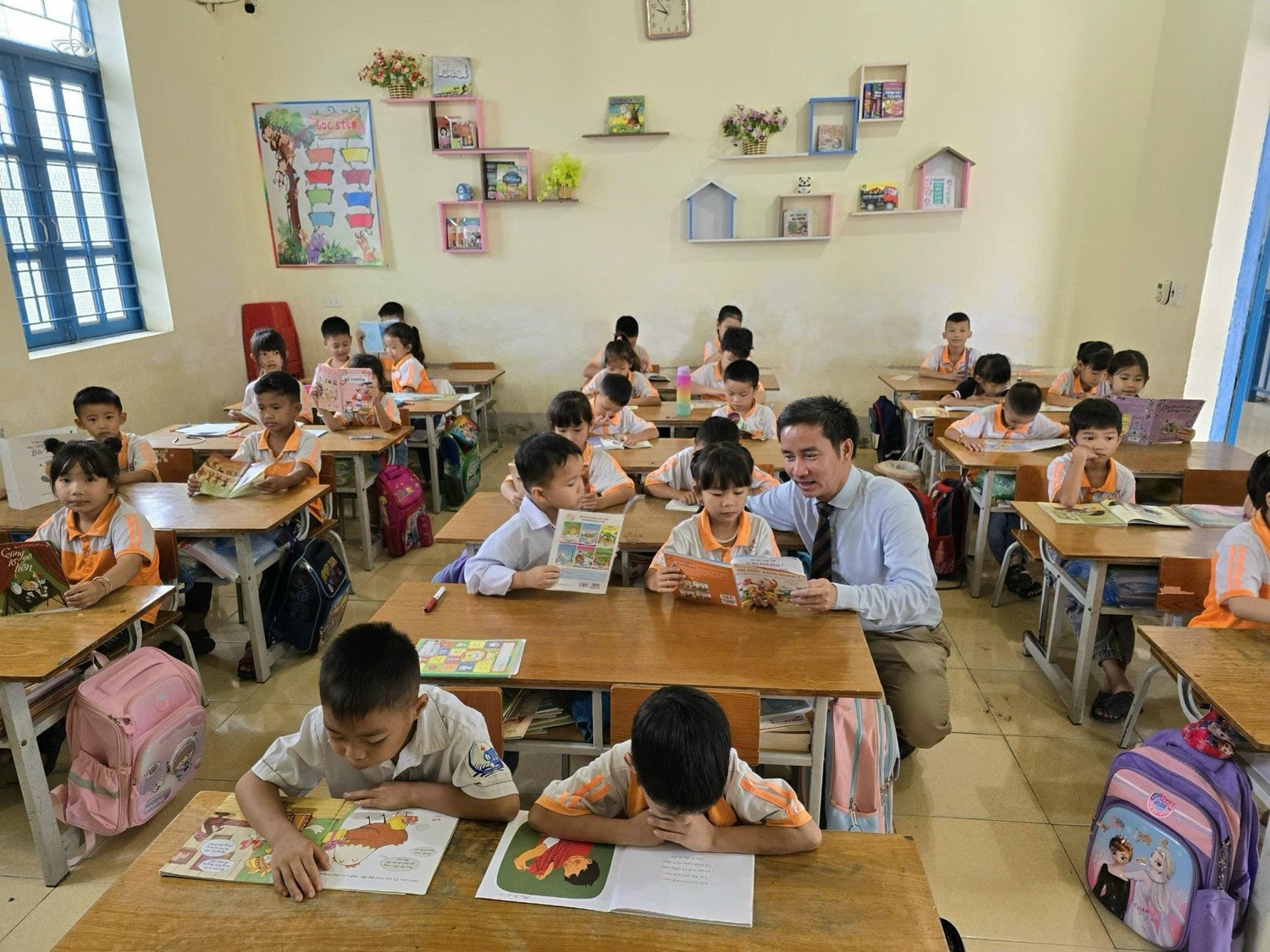 Tiếp lửa tri thức cho học sinh Điện Biên -2