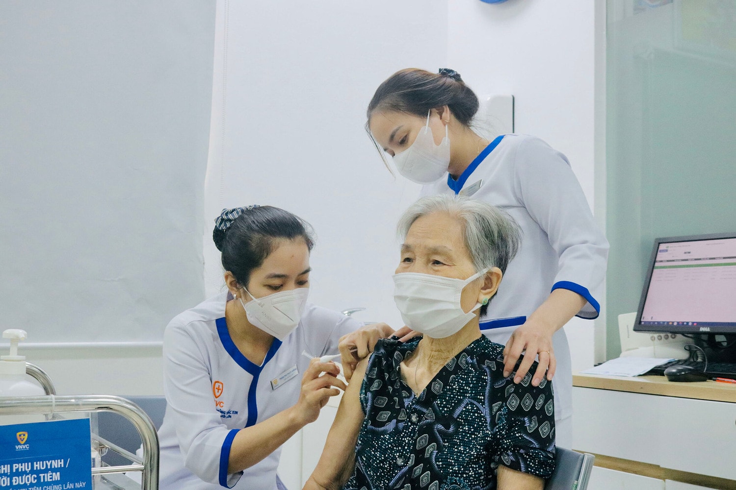 Người cao tuổi được tiêm vắc xin mới phòng 23 chủng phế cầu tại Việt Nam -0