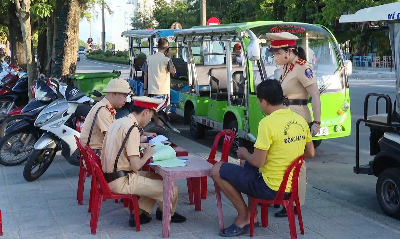 Quảng Bình: Xử phạt nhiều xe điện, đảm bảo an toàn phục vụ du khách -0