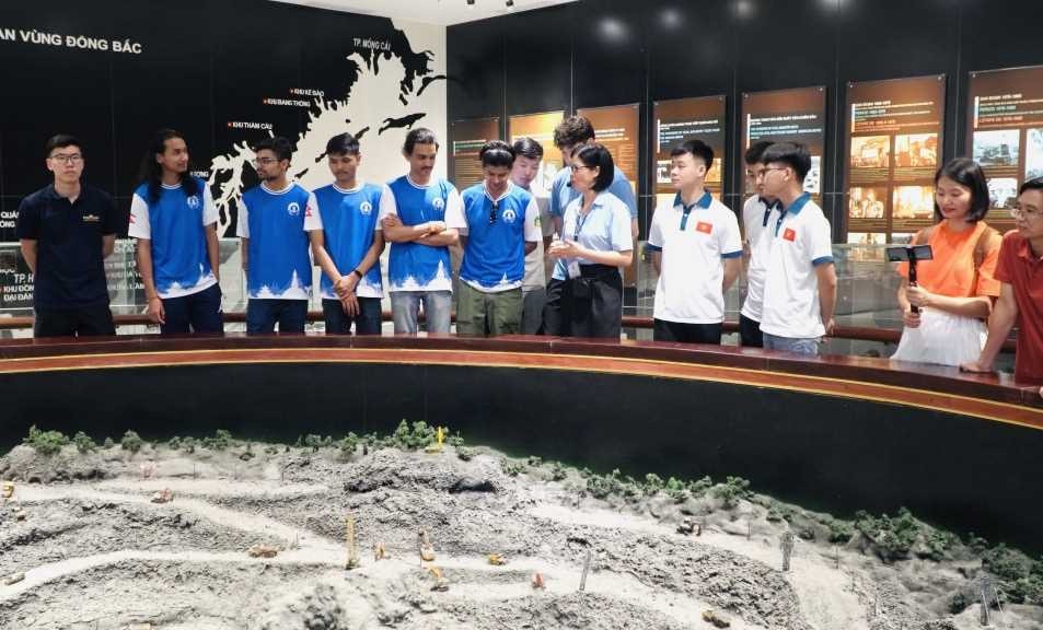 Thành viên các đội Robocon hào hứng tham quan Bảo tàng Quảng Ninh. Ảnh: Cao Quỳnh