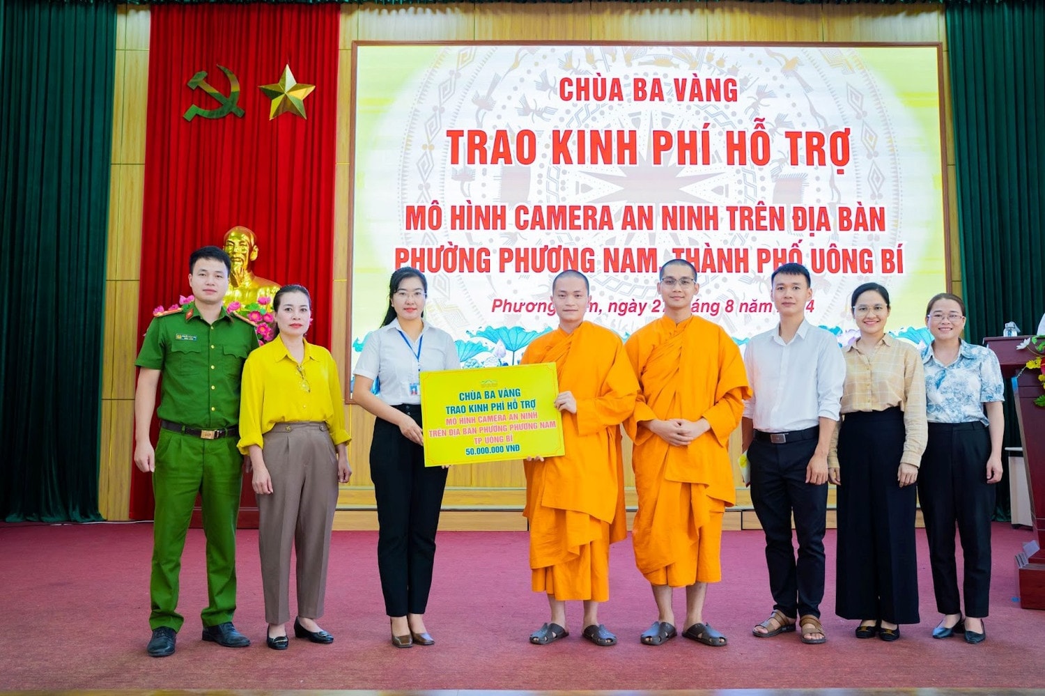 Chùa Ba Vàng trao kinh phí hỗ trợ mô hình camera an ninh tại địa phương -0