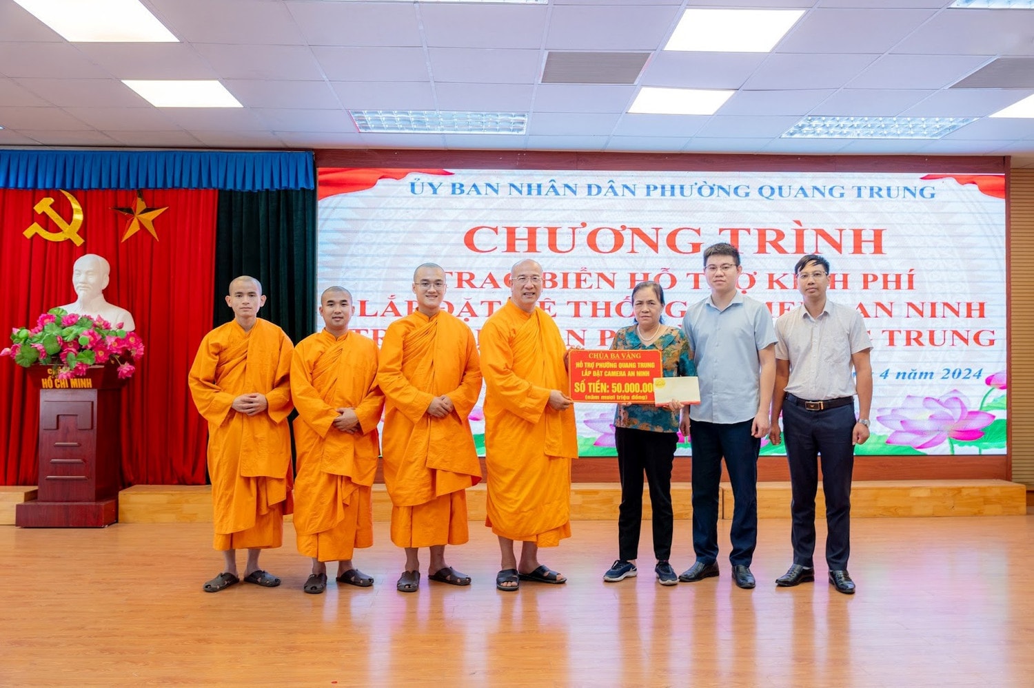 Chùa Ba Vàng trao kinh phí hỗ trợ mô hình camera an ninh tại địa phương -0