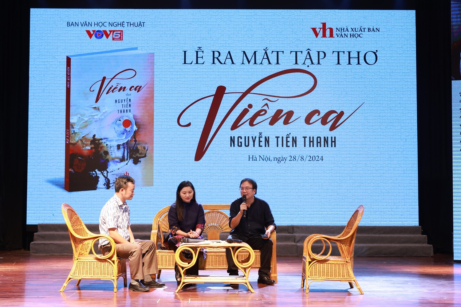 Tác giả Nguyễn Tiến Thanh chia sẻ tại lễ ra mắt tập thơ sáng 28.8. Ảnh: Văn Vị “Viễn ca” hay những phương trời viễn mộng -0