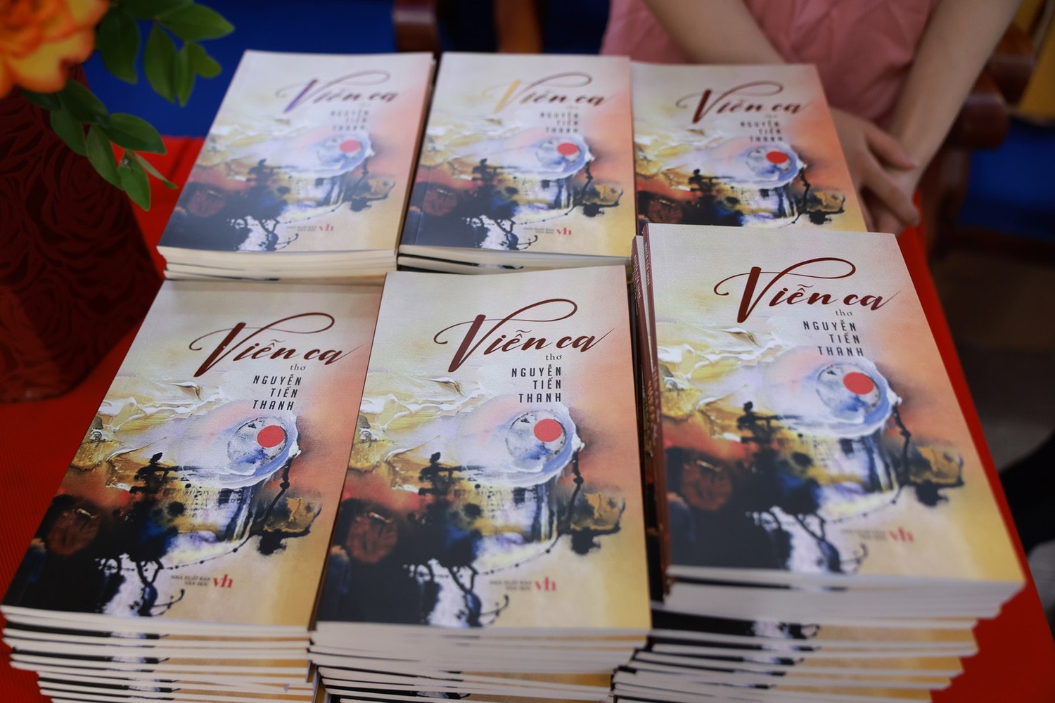 "Viễn ca" gồm 39 bài thơ được tác giả viết trong khoảng 6 năm trở lại đây. Ảnh: Văn Vị “Viễn ca” hay những phương trời viễn mộng -0