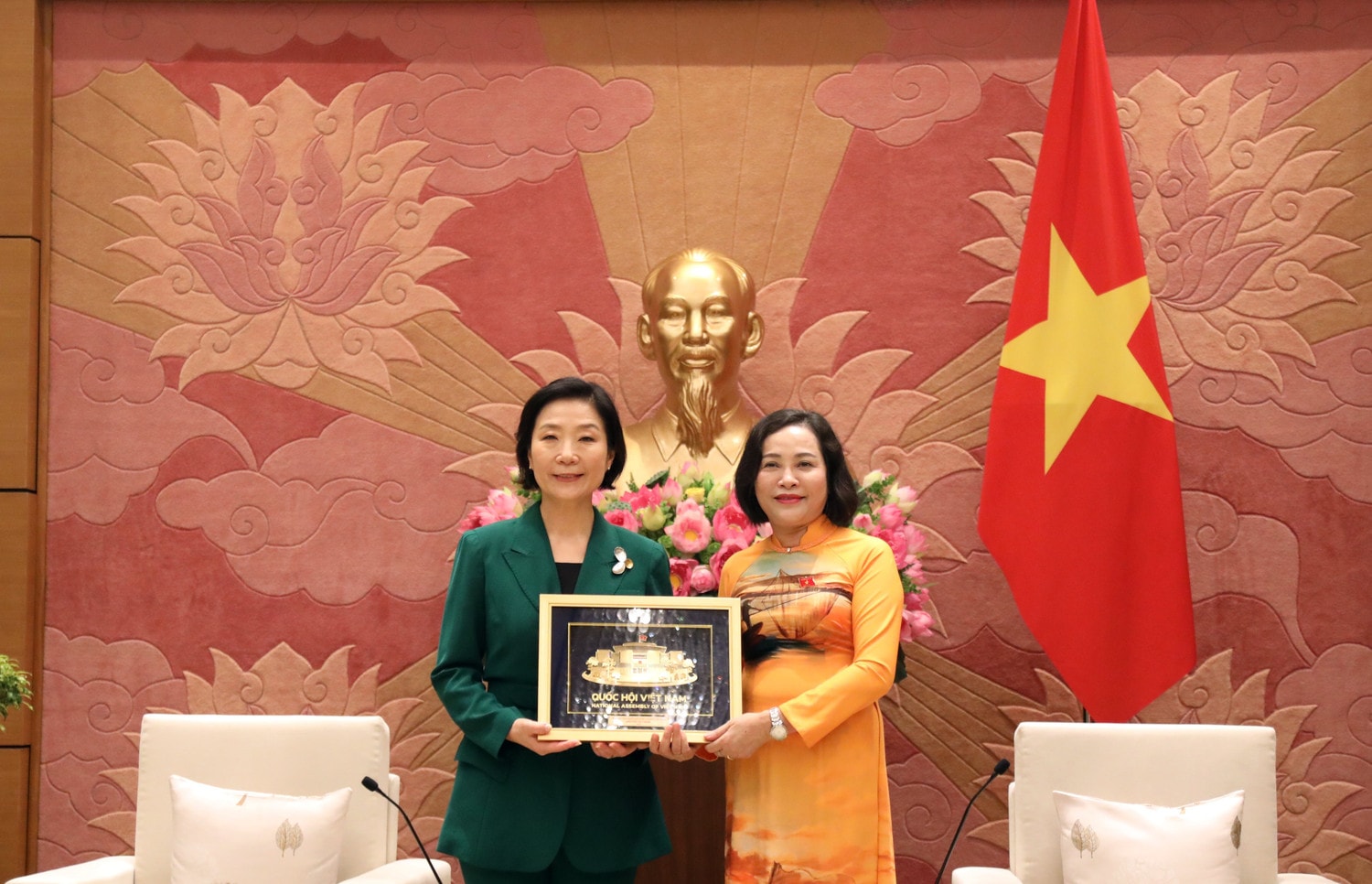 Phó Chủ tịch Quốc hội Nguyễn Thị Thanh trao quà tặng Bộ trưởng Oh Young Joo Phó Chủ tịch Quốc hội Nguyễn Thị Thanh tiếp Bộ trưởng Bộ Doanh nghiệp vừa và nhỏ và Khởi nghiệp Hàn Quốc -0